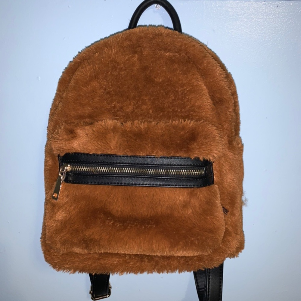 BROWN FURRY BACKPACK 🤎💛